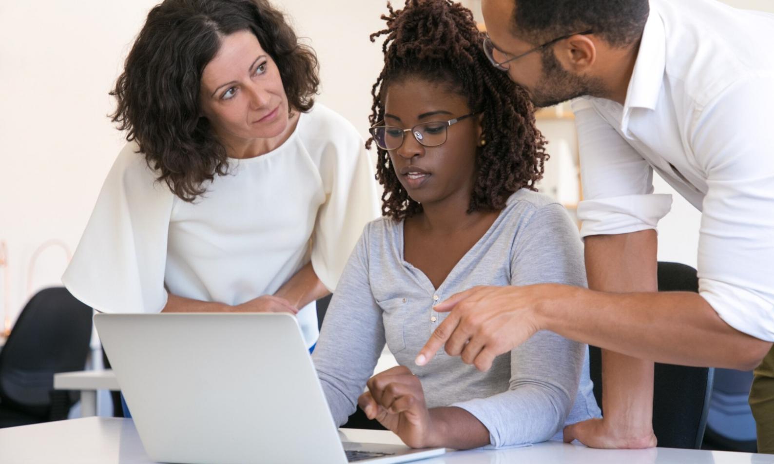 Personne utilisant une calculatrice pour planifier son budget hebdomadaire